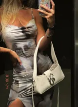 Vestido midi de breteles finos con estampado abstracto en tonos grises y negros.