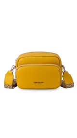 Bandolera pequeña de símil cuero color amarillo mostaza, con dos compartimentos frontales con cierre. Incluye correa ajustable de tela estampada en tonos tierra.