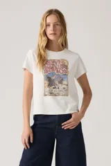 Remera blanca de corte boxy con estampado de Levi Strauss & Co. con cowboys.
