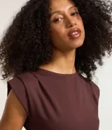 Blusa roja de viscosa con cuello redondo, sin mangas y pliegues en los hombros.