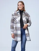 Sobrecamisa cuadrille de tejido suave, con cuello con solapa y cierre frontal de botones.