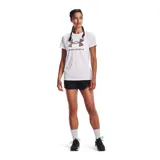 Remera blanca de mujer Under Armour de manga corta con logo estampado en el frente en tonos celeste y azul.