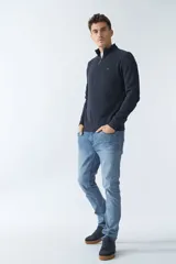 Buzo negro de algodón con cuello alto y medio cierre. Tiene logo bordado en el pecho y puños en las mangas.