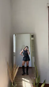 Musculosa sin mangas de tejido metalizado color gris oscuro.