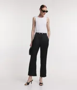 Pantalón negro de satén de corte recto, con cintura cruzada con doble botón y pliegues.