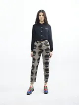 Jean de denim en color marrón con tiro alto, caída recta y diseño estampado de círculos.