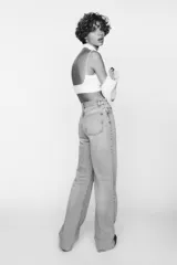 Pantalón de jean gris de corte wide leg, tiro alto y largo hasta el tobillo.