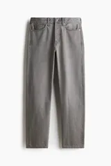 Pantalón de jean gris de corte recto y tiro medio, con cinco bolsillos y cierre de botón.