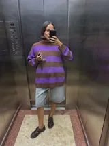 Sweater de tejido de punto con cuello redondo y mangas largas, de corte holgado, con rayas horizontales anchas en tonos marrón y morado.