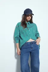 Jean de denim negro, de tiro medio y calce recto con silueta straight.