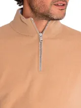 Sweater color beige de cuello alto con medio cierre, confeccionado en hilado italiano que combina lana extrafina y cashmere.