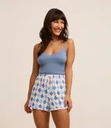 Short de pijama con cintura elástica y cordón contrastante.