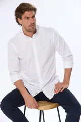 Camisa blanca de lino con cuello mao y mangas largas.