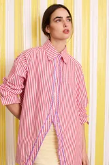 Camisa holgada de popelina de algodón a rayas rojas y blancas, con abertura frontal y detalles de puntilla violeta.