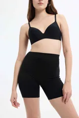 Short color arena de microfibra, tiro alto, corte ajustado y efecto modelador.