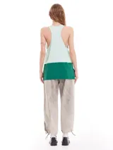 Musculosa color off white con detalles en verde, de corte holgado y con estampado en la parte frontal.
