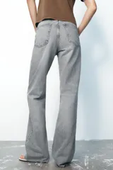 Pantalón de jean azul de corte wide leg, tiro alto y largo hasta el tobillo.