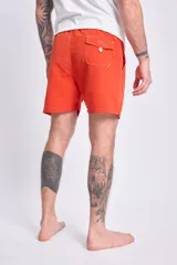Short de baño color naranja con cintura elástica y cordón ajustable.