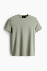 Remera verde oliva de algodón liviano, corte ajustado, cuello redondo ribeteado y bajo recto.