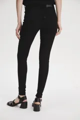 Jean negro de tiro alto, súper ajustado en cadera y muslos, con pierna súper ajustada y denim stretch.