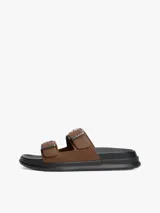 Sandalias marrones de cuero con doble tira y hebillas metálicas plateadas con el logo de Tommy Hilfiger.