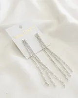 Par de aros colgantes plateados con strass.