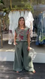 Musculosa verde con estampado floral, confeccionada en lino italiano, de corte recto y sin mangas.