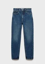 Pantalón de jean azul de corte mom, con tiro alto, cinco bolsillos y cierre de cremallera y botón.