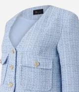 Casaqueto de tweed celeste con escote en V, mangas largas, cierre frontal con botones dorados y bolsillos con solapas y botones dorados.
