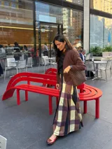 Bolso tipo tote de cuero color tostado, con diseño trenzado a mano.