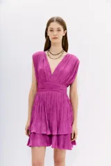 Vestido corto color fucsia con escote en V, sin mangas y falda con volados.