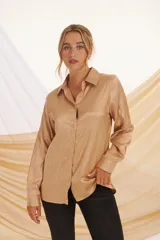 Camisa de satén color beige con textura sutil y botones frontales.