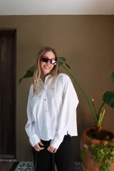 Lentes de sol rectangulares color negro con marco grueso.