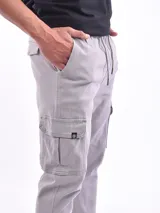 Jogger cargo de color gris, con bolsillos laterales y cintura elástica.