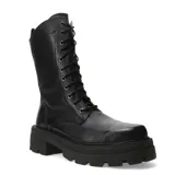 Botas acordonadas de cuero negro con suela track.