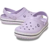 Zuecos Crocs Crocband™ color celeste con banda blanca y detalles de motas de colores.