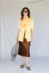 Falda midi color marrón de satén al bies con cintura elástica.