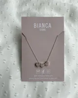 Collar de plata 925 con cadena fina y tres dijes de corazones con incrustaciones de strass.