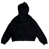 Campera negra con capucha forrada en piel sintética, cierre frontal con cremallera, bolsillos laterales con cierre y puños ajustados.