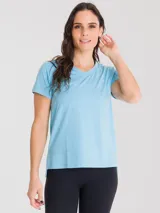Remera deportiva negra de manga corta con cuello en V, confeccionada en tela de secado rápido.