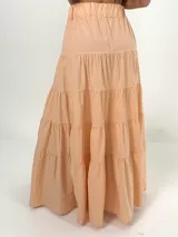 Falda larga de corte campesino color beige, confeccionada en 100% algodón.