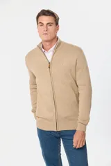 Campera tejida de algodón color azul con cierre frontal y cuello alto.