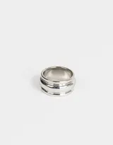 Anillo dorado de metal con diseño triple.