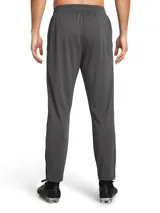 Pantalón deportivo negro Under Armour Challenger, con logo blanco en la pierna derecha.