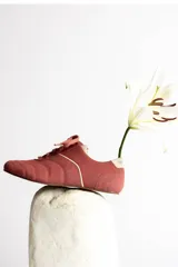 Zapatillas acordonadas color beige con detalles en blanco.