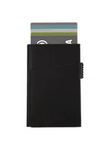 Billetera marrón de cuero sintético con ranuras para tarjetas. Cuenta con un mecanismo de expulsión automática de tarjetas y capacidad para 5 a 7 tarjetas.