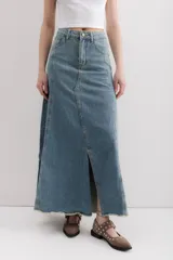 Falda larga de jean celeste, con corte sirena y abertura frontal.