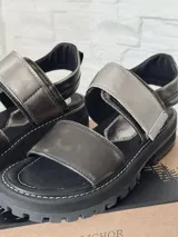 Sandalia de mujer en colores negro y peltre, con diseño cómodo y suela de goma.
