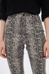 Pantalón de jean con estampado animal print, corte flare y tiro alto.