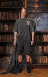 Remera gris de algodón con estampa del arcano mayor "El Carro" del tarot.